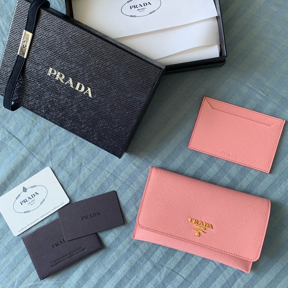 Prada wallet barely used with cardholder included!